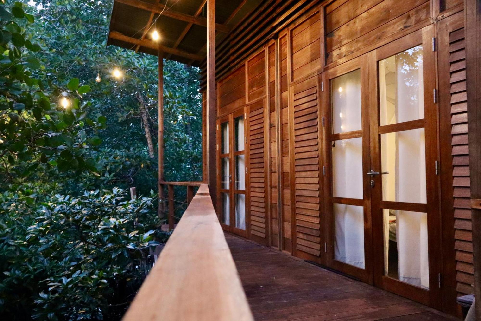 Villa Luzo & Tours Saonek エクステリア 写真